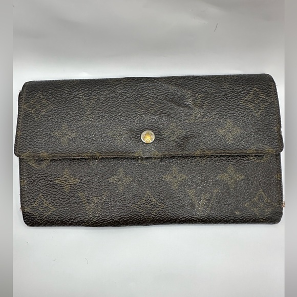 Louis Vuitton Handbags - LV well loved Sarah wallet